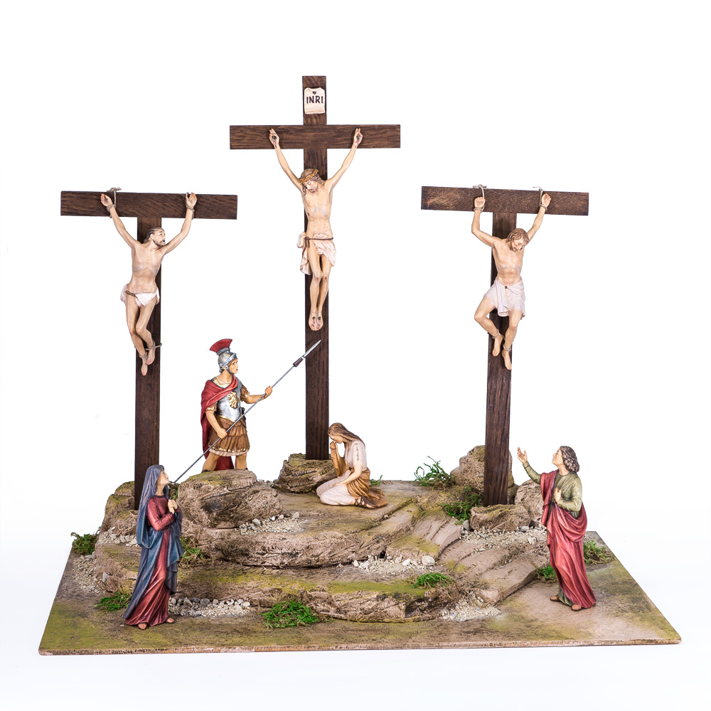 Crucifixion with 7 figures Woodcarving, nativity and chess set in
