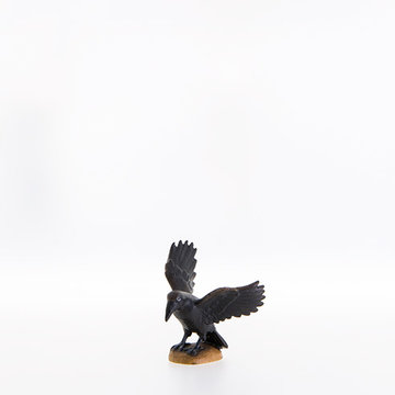 Rabe mit offenen Fluegeln LE23106 (12 cm, lasiert)